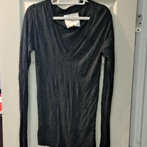 A&F Gray V-Neck Top - Picture 1 of 3